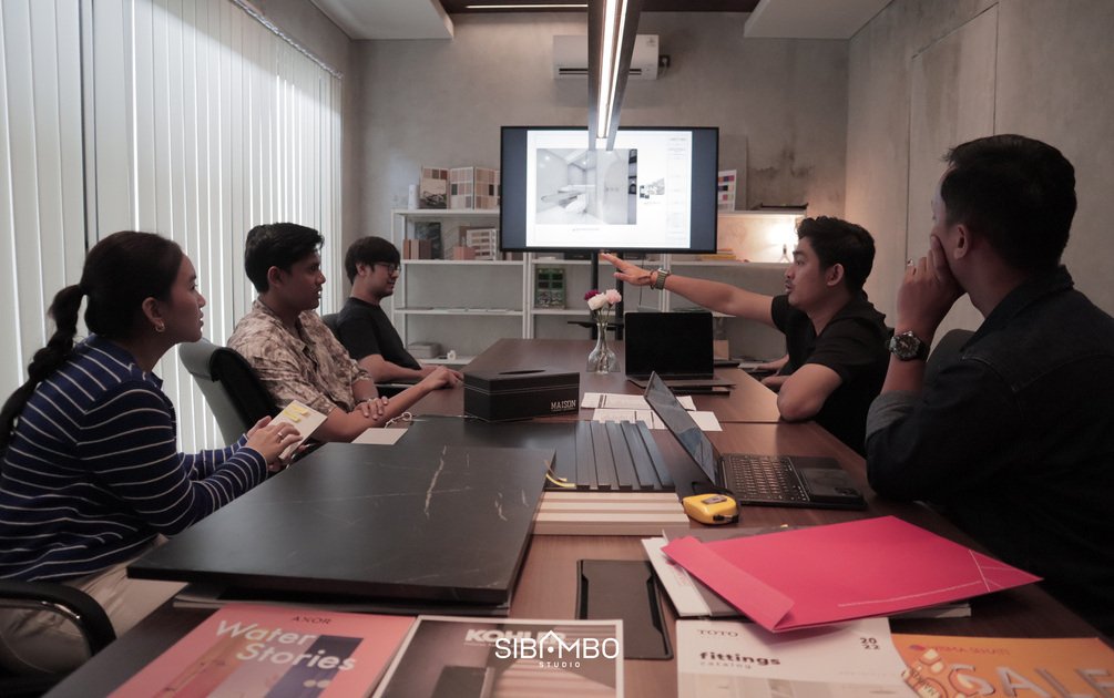 Tim arsitek Sibambo Studio sedang melakukan sesi approval material dengan klien di ruang meeting studio