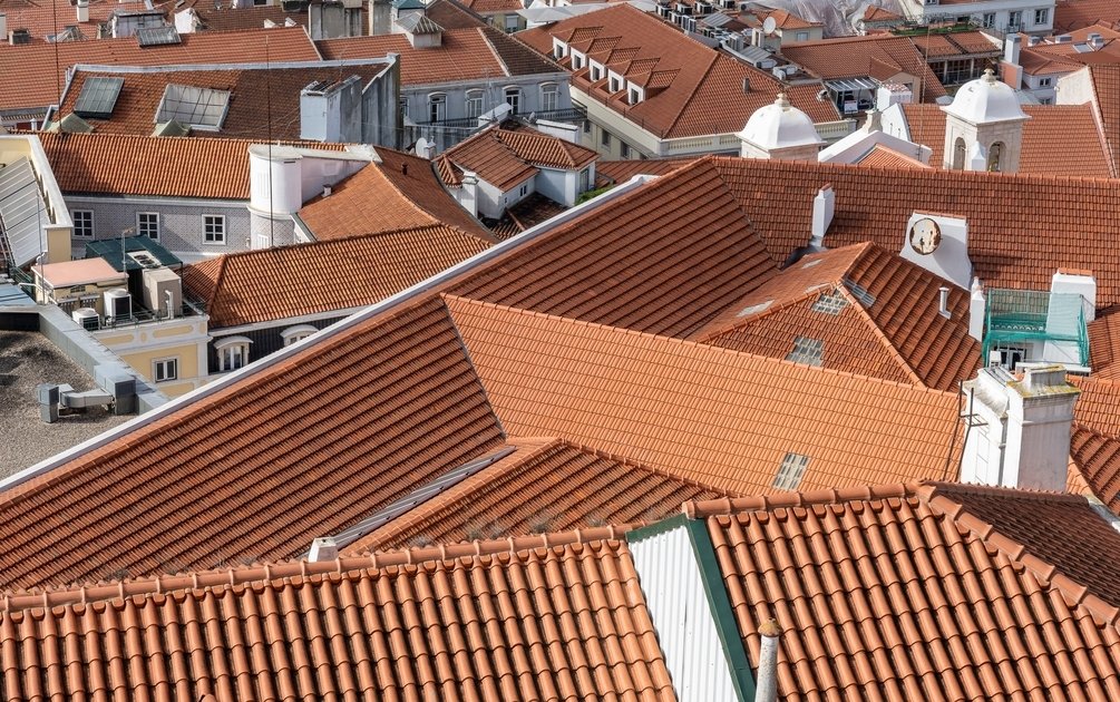 Kelebihan genteng tanah liat untuk atap rumah tropis pada tips memilih material bangunan.