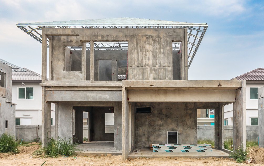 Kesalahan bangun rumah pada tahap struktur dengan dinding beton dan rangka atap baja ringan tanpa finishing.