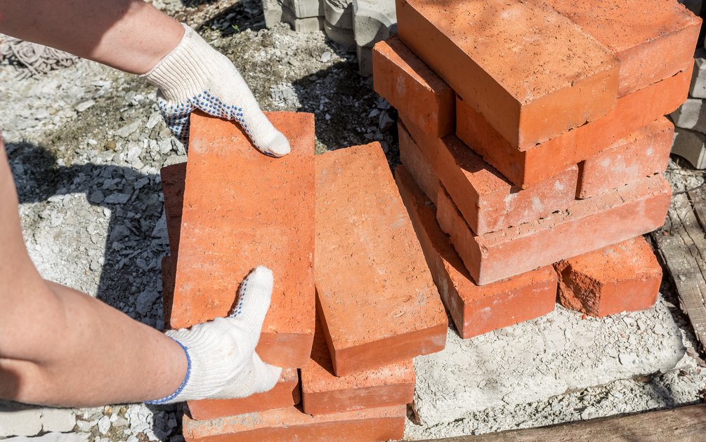 Perbandingan material bata merah bata ringan dan batako untuk konstruksi rumah