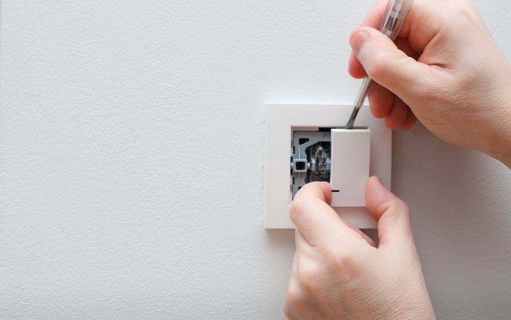 Cara pasang saklar listrik pada dinding rumah untuk menciptakan hunian yang nyaman dan aman digunakan sehari-hari