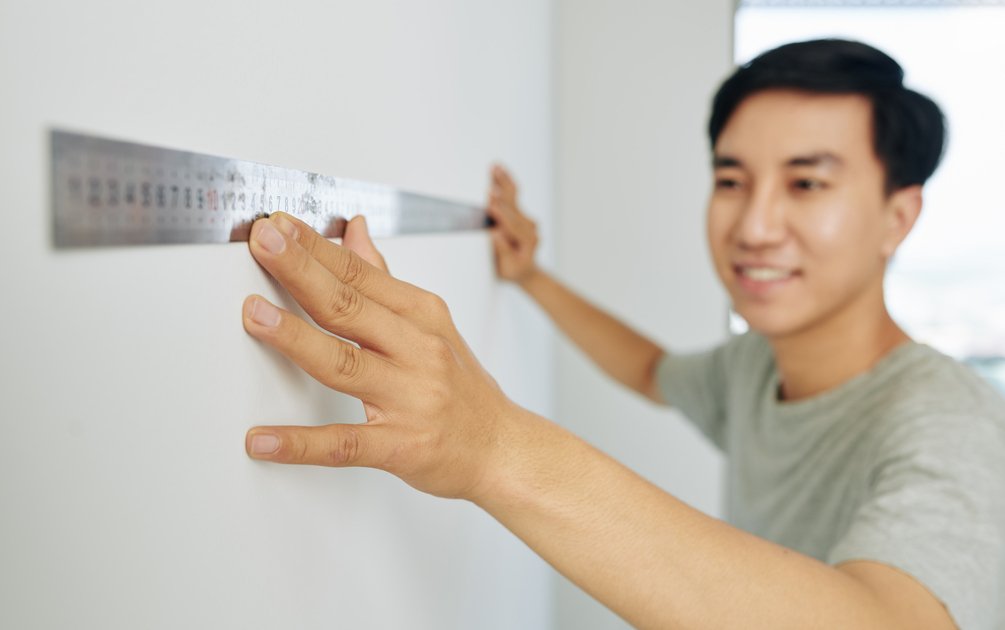 Ilustrasi kesalahan fatal saat bangun rumah akibat perencanaan, anggaran, dan pemilihan material yang tidak tepat