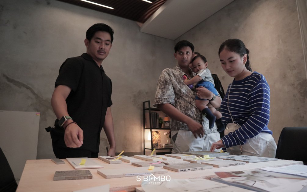 Tim arsitek Semarang sedang mendiskusikan denah rumah tropis di studio Sibambo Studio.