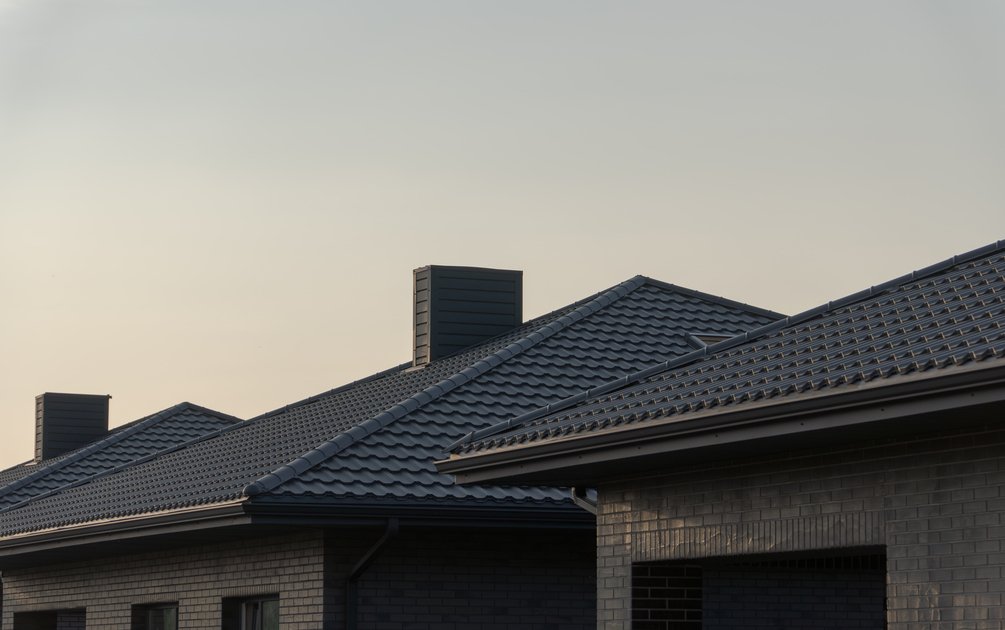 Perbandingan material atap genteng seng dan bitumen untuk rumah tinggal modern