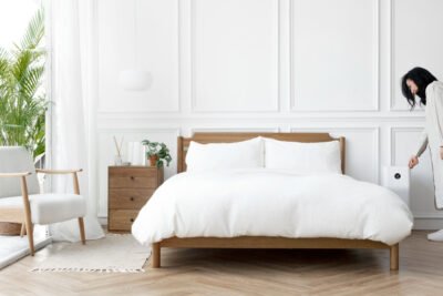 Kamar tidur minimalis dengan furniture kayu dan dinding panel putih sebagai contoh proyek interior design