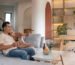 Pasangan menikmati waktu santai di ruang tamu yang rapi sebagai hasil tips merawat rumah secara konsisten dan teratur
