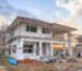 Proyek desain rumah renovasi dengan scaffolding bambu dan material bangunan di lokasi konstruksi residensial