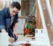 Arsitek profesional jasa arsitek renovasi rumah sedang memeriksa gambar kerja di lokasi proyek renovasi