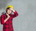 Rangkuman: Desain arsitektur rumah minimalis modern bukan hanya soal tampilan sederhana, tetapi juga tentang fungsi ruang, kenyamanan, dan perencanaan tepat. Lima kesalahan paling umum yang harus dihindari adalah salah memahami konsep minimalis, memilih furnitur tidak sesuai, mengabaikan lingkungan sekitar, mengesampingkan keamanan, dan menolak pembaruan desain. Mencegah kelima kesalahan ini membuat hunian tetap estetis, fungsional, dan nyaman dalam jangka panjang. Apa Itu Desain Arsitektur Rumah Minimalis Modern? Desain arsitektur rumah minimalis modern adalah pendekatan arsitektur yang memadukan filosofi kesederhanaan dengan bahasa visual kontemporer. Setiap elemen yang hadir di dalam rumah memiliki tujuan jelas, baik dari sisi fungsi maupun estetika, sehingga tidak ada ruang atau detail yang sekadar dipasang demi gaya. Banyak orang mengira desain arsitektur rumah minimalis modern hanya berarti rumah putih dengan furnitur sedikit. Faktanya, gaya ini menuntut perencanaan jauh lebih cermat karena setiap pilihan harus dipertanggungjawabkan secara visual dan fungsional. Prinsip Utama Konsep Rumah Minimalis Modern Sebelum membahas kesalahan umum, penting memahami prinsip dasar yang menjadi fondasi desain arsitektur rumah minimalis modern: Bentuk mengikuti fungsi, bukan sebaliknya Garis tegas, geometri bersih, dan minim ornamen Pencahayaan alami sebagai elemen estetika utama Material berkualitas dengan tekstur yang terlihat jujur Storage tersembunyi sebagai bagian dari arsitektur, bukan tambahan Hubungan ruang dalam dan ruang luar yang menyatu Berpegang pada prinsip ini sejak awal akan menyaring banyak kesalahan sebelum gambar kerja dimulai. 5 Kesalahan Umum dalam Desain Arsitektur Rumah Minimalis Modern yang Harus Dihindari Berikut lima kesalahan paling sering ditemui dalam penerapan desain arsitektur rumah minimalis modern di Indonesia, lengkap dengan dampak dan cara menghindarinya. Kesalahan dalam Definisi Konsep Rumah Minimalis Kesalahan pertama berasal dari pemahaman keliru terhadap esensi gaya minimalis. Banyak pemilik rumah mengadopsi tampilannya tanpa memahami filosofinya, sehingga hasil akhirnya terasa kosong atau tidak nyaman dihuni. Penafsiran yang Kurang Tepat tentang Minimalisme Minimalisme bukan berarti rumah kosong atau serba putih. Filosofinya adalah memilih hanya yang esensial dan menampilkannya dengan kualitas terbaik. Penafsiran yang kurang tepat sering menghasilkan ruang yang terasa steril, dingin, dan tidak mencerminkan kepribadian penghuninya. Studi klasik dari Dezeen tentang arsitektur minimalis menekankan bahwa kekuatan gaya ini ada pada proporsi dan kualitas detail, bukan pada jumlah elemen yang sedikit. Membedakan antara Minimalis dan Kekurangan Minimalis adalah pilihan sadar untuk menggunakan elemen seperlunya, sementara "kekurangan" adalah kondisi ketika ruang tidak memiliki kebutuhan dasar yang seharusnya tersedia. Rumah minimalis tetap harus memiliki storage cukup, area transisi nyaman, dan pencahayaan memadai. Pembedaan ini penting agar desain arsitektur rumah minimalis modern tidak berakhir menjadi rumah yang fungsinya tidak terpenuhi. Penggunaan Furnitur yang Tidak Sesuai Kesalahan kedua adalah memilih furnitur tanpa memperhatikan proporsi, fungsi, dan keselarasan dengan ruang. Furnitur yang salah dapat merusak konsep minimalis modern meski arsitekturnya sudah dirancang baik. Prinsip Memilih Furnitur dalam Desain Arsitektur Modern Minimalis Furnitur dalam desain arsitektur rumah minimalis modern sebaiknya memenuhi tiga kriteria utama yaitu fungsi jelas, proporsi seimbang, dan material berkualitas. Hindari furnitur dekoratif tanpa fungsi spesifik, atau furnitur berukuran besar yang menutupi alur sirkulasi ruang. Tips Memilih Furnitur yang Selaras dengan Konsep Beberapa tips praktis dari sudut pandang arsitek: Pilih palet warna netral (putih, abu-abu, beige, kayu hangat) dengan maksimal 1 aksen warna Pastikan furnitur tidak melebihi 60 persen luas lantai ruang Utamakan furnitur multifungsi seperti sofa bed, meja extendable, atau ottoman penyimpanan Pertahankan jalur sirkulasi minimal 90 cm di antara furnitur Pilih furnitur built-in untuk storage utama agar visual tetap rapi Pendekatan ini memastikan furnitur memperkuat konsep, bukan menjadi beban visual. Tidak Memperhatikan Lingkungan Sekitar Kesalahan ketiga adalah menerapkan desain arsitektur rumah minimalis modern tanpa mempertimbangkan konteks tapak dan iklim. Konsep dari luar negeri sering disalin mentah-mentah tanpa adaptasi terhadap kondisi tropis Indonesia. Dampak Lingkungan dalam Desain Rumah Sederhana Lingkungan sekitar sangat memengaruhi performa rumah. Orientasi matahari, arah angin, kebisingan tetangga, dan vegetasi eksisting menentukan apakah ruang dalam akan terasa sejuk atau gerah. Banyak rumah minimalis modern di Indonesia justru terasa panas karena memasang kaca besar di sisi barat tanpa shading, atau menghilangkan ventilasi silang demi tampilan fasad yang bersih. Penerapan Konsep Rumah Minimalis dalam Lingkungan yang Beragam Setiap tapak memiliki karakteristik berbeda. Untuk lahan padat di kota, gunakan void dan skylight agar pencahayaan tetap masuk. Untuk lahan dengan view bagus, maksimalkan bukaan ke arah view sambil tetap memasang secondary skin di sisi yang panas. Pendekatan kontekstual ini sejalan dengan panduan profesional dari Ikatan Arsitek Indonesia yang menekankan respons terhadap iklim sebagai prinsip dasar arsitektur modern Indonesia. Mengabaikan Aspek Keamanan Kesalahan keempat sering luput dari perhatian karena keamanan dianggap masalah teknis terpisah dari desain. Padahal, keamanan adalah bagian integral dari desain arsitektur rumah minimalis modern. Pentingnya Keamanan dalam Desain Rumah Minimalis Karakter rumah minimalis modern dengan banyak bukaan kaca dan fasad terbuka kadang mengorbankan keamanan jika tidak dirancang dengan benar. Risiko utamanya adalah akses mudah bagi pelaku kejahatan, kurangnya visibilitas pemilik terhadap area depan rumah, dan minimnya hambatan fisik di perimeter properti. Aspek ini perlu dipertimbangkan sejak tahap konsep, bukan ditambahkan belakangan dalam bentuk pagar tinggi yang merusak tampilan. Solusi Keamanan yang Dapat Diterapkan Beberapa solusi yang umum diterapkan arsitek tanpa mengorbankan estetika minimalis: Secondary skin dengan modul rapat yang berfungsi ganda sebagai shading dan barrier visual Kamera CCTV yang dipasang menyatu dengan elemen fasad Pintu utama dengan multi-point locking dan kaca tempered laminated Pencahayaan eksterior dengan sensor gerak di titik strategis Smart lock dan sistem akses terintegrasi smartphone Pagar rendah dengan material solid pada sisi yang langsung berbatasan dengan jalan Kombinasi solusi ini menjaga rumah tetap aman tanpa kehilangan karakter modern minimalisnya. Menghindari Pembaruan Desain Kesalahan kelima adalah menganggap desain rumah selesai begitu konstruksi rampung. Padahal kebutuhan penghuni terus berubah, dan desain rumah sebaiknya cukup adaptif untuk mengikuti perubahan tersebut. Kapan Waktu yang Tepat untuk Merombak Desain Beberapa momen yang biasanya menjadi pemicu pembaruan desain: Perubahan jumlah penghuni, misalnya kelahiran anak atau orang tua yang ikut tinggal Perubahan pola kerja seperti munculnya kebutuhan home office permanen Renovasi parsial karena material yang sudah aus (umumnya 7 hingga 10 tahun) Peningkatan kapasitas fungsional seperti penambahan dapur kotor atau ruang servis Pembaruan teknologi rumah seperti smart home atau panel surya Tanda-tanda seperti ruang terasa sempit, sirkulasi tidak nyaman, atau penyimpanan kurang adalah indikator bahwa pembaruan desain perlu dipertimbangkan. Manfaat Pembaruan dalam Desain Arsitektur Rumah Minimalis Modern Pembaruan desain arsitektur rumah minimalis modern membawa beberapa manfaat penting. Rumah tetap relevan dengan gaya hidup penghuni, nilai properti meningkat 5 hingga 10 persen dibanding rumah yang stagnan, dan kenyamanan termal serta efisiensi energi dapat ditingkatkan dengan teknologi terbaru. Pembaruan tidak selalu berarti renovasi besar, kadang cukup repainting, penataan ulang furnitur, atau penambahan secondary skin. Pendekatan Arsitek dalam Merancang Desain Arsitektur Rumah Minimalis Modern Arsitek profesional menggunakan beberapa strategi konsisten agar desain arsitektur rumah minimalis modern terhindar dari lima kesalahan di atas. Optimalisasi Fungsi Ruang Setiap ruang dirancang berdasarkan studi kebiasaan harian penghuni. Storage built-in, area multifungsi, dan zonasi jelas memastikan rumah tetap rapi. Pendekatan ini umumnya menambah 8 hingga 15 persen ruang fungsional dibanding layout konvensional. Studi Pencahayaan Alami Analisis lintasan matahari selama 12 bulan dilakukan sejak tahap konsep. Bukaan ideal sebesar 15 hingga 20 persen luas lantai ditempatkan strategis di sisi utara-selatan, dengan secondary skin di sisi barat untuk meredam panas sore. Proporsi Furnitur dan Skala Ruang Arsitek mempertimbangkan proporsi furnitur sejak desain interior dimulai. Sketsa skala 1:50 dengan furnitur sebenarnya membantu memastikan tidak ada furnitur yang terlalu besar atau menutupi sirkulasi. Pendekatan terintegrasi seperti ini diterapkan secara konsisten pada proyek yang ditangani melalui paket layanan desain Sibambo Studio agar hasil akhir benar-benar sesuai ekspektasi klien. Hubungan Rumah dengan Lingkungan Tapak, vegetasi eksisting, view, dan konteks tetangga menjadi data awal sebelum sketsa pertama. Pendekatan kontekstual ini memastikan rumah menjadi bagian harmonis dari kawasan. FAQ Desain Arsitektur Rumah Minimalis Modern Apakah desain arsitektur rumah minimalis modern lebih mahal dibanding gaya lain? Tidak selalu. Biaya konstruksi rata-rata Rp5 juta hingga Rp8 juta per meter persegi untuk standar menengah, sebanding dengan rumah modern lainnya. Yang membuat tampak mahal adalah pilihan material premium pada finishing, bukan strukturnya. Berapa luas lahan minimal untuk desain arsitektur rumah minimalis modern? Konsep ini dapat diterapkan pada lahan mulai 50 meter persegi hingga ribuan meter persegi. Bahkan rumah tipe 36 dapat tampil maksimal dengan layout efisien. Yang menentukan keberhasilan adalah kualitas perencanaan, bukan ukuran lahan. Bagaimana cara membuat rumah minimalis modern terasa hangat dan tidak monoton? Tambahkan kontras tekstur (kayu, beton, kaca), integrasi tanaman indoor, dan permainan cahaya alami sebagai aksen. Pemilihan 1 hingga 2 warna aksen netral seperti kayu hangat atau abu-abu gelap juga membantu memberi karakter tanpa merusak prinsip kesederhanaan. Apakah perlu melibatkan arsitek untuk desain arsitektur rumah minimalis modern? Sangat dianjurkan, karena gaya ini menuntut presisi tinggi pada proporsi, detail, dan pemilihan material. Tanpa arsitek, banyak proyek minimalis modern justru terlihat "asal sederhana" yang akhirnya tidak nyaman dihuni dalam jangka panjang. Berapa lama proses desain arsitektur rumah minimalis modern hingga gambar kerja siap? Tahap desain umumnya memakan 6 hingga 10 minggu tergantung skala dan tingkat detail proyek. Meski terlihat sederhana, gaya ini memerlukan ketelitian tinggi sehingga tahap perencanaan sebaiknya tidak dipercepat.