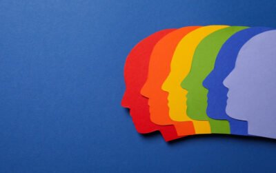 Ilustrasi spektrum warna pelangi pada siluet kepala manusia, menggambarkan konsep psikologi warna ruang tamu terhadap suasana hati