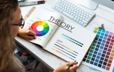 Buku teori warna dengan color wheel dan palet warna interior, ilustrasi dasar psikologi warna ruang tamu profesional