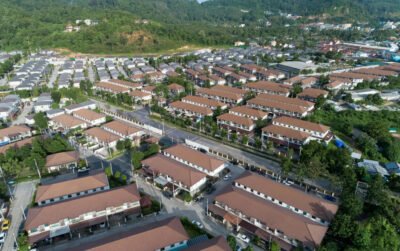 Pemandangan udara kawasan suburban premium dengan rumah-rumah berkarakter yang menjadi target pasar jasa arsitek Bogor