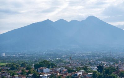 Pemandangan Gunung Salak dan permukiman Bogor yang menjadi konteks pekerjaan jasa arsitek Bogor untuk rumah tropis modern