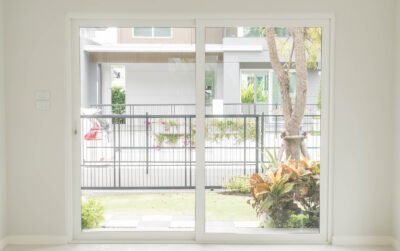 Ruang tamu terang dengan pintu kaca geser besar yang menghadap taman, ilustrasi ukuran ruang tamu ideal untuk keluarga modern