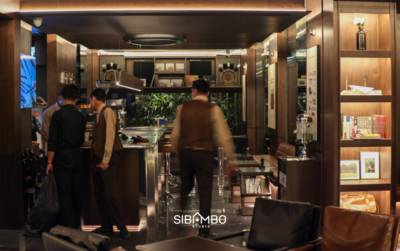 Interior IDROC Space cafe di Sibambo Studio dengan bar kopi, panel kayu, dan suasana lounge meditatif.