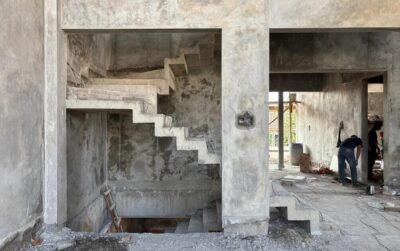 Detail interior konstruksi Sehati House dengan tangga beton dan ruang yang sedang difinishing oleh tim Sibambo Studio