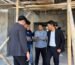 Tim lintas divisi Sibambo Studio sedang berdiskusi pada saat supervisi pembangunan Sehati House di Ponorogo