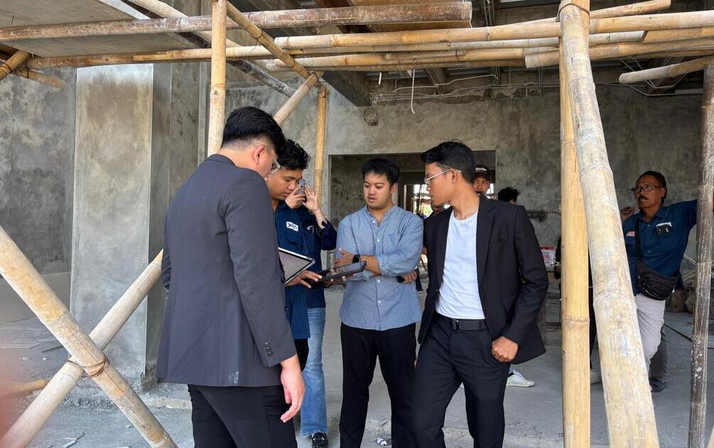 Tim lintas divisi Sibambo Studio sedang berdiskusi pada saat supervisi pembangunan Sehati House di Ponorogo