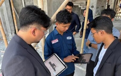 Arsitek Sibambo Studio melakukan cross check gambar kerja menggunakan tablet di lokasi proyek Sehati House Ponorogo