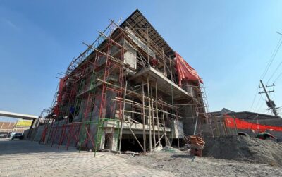 Bangunan Sehati House tiga lantai bergaya Modern Tropis dalam tahap konstruksi yang sedang disupervisi tim Sibambo Studio di Ponorogo