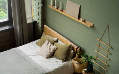 Ilustrasi warna cat kamar tidur, hijau mint dan abu-abu.