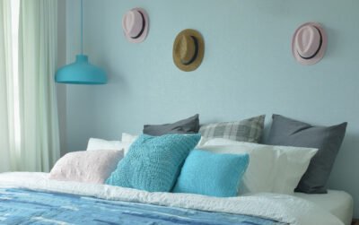 Warna cat kamar yang sejuk dengan kombinasi warna biru pastel