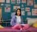 Kamar tidur dengan dinding biru dongker dan dekorasi aesthetic, contoh penerapan warna cat kamar tidur yang menciptakan suasana hangat dan personal
