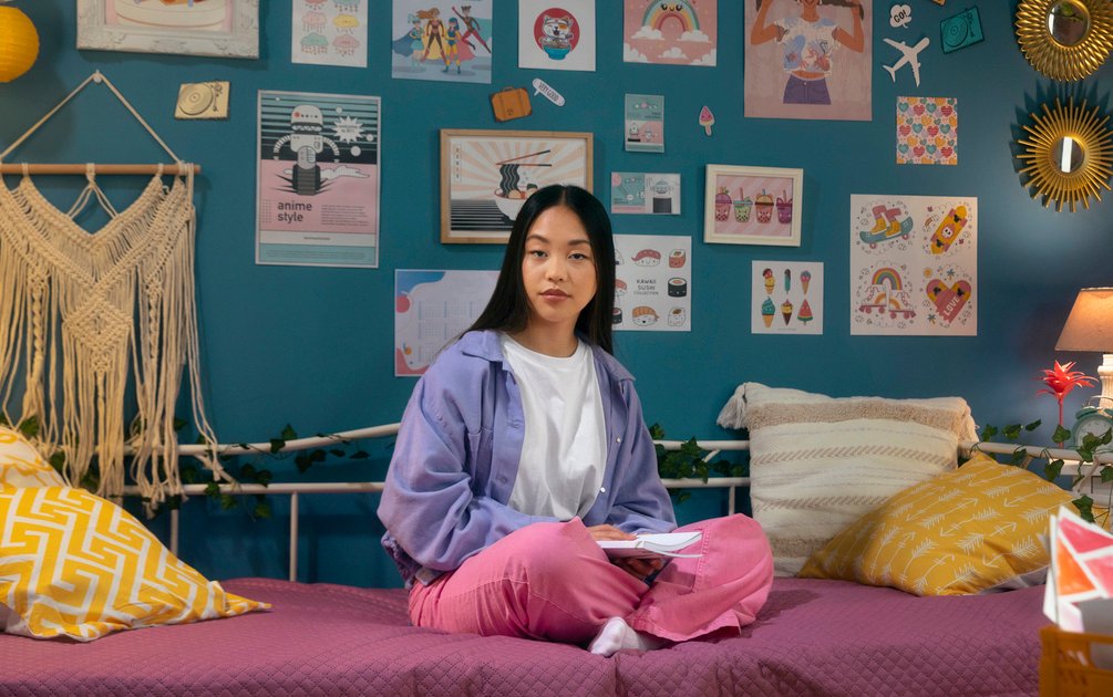 Kamar tidur dengan dinding biru dongker dan dekorasi aesthetic, contoh penerapan warna cat kamar tidur yang menciptakan suasana hangat dan personal