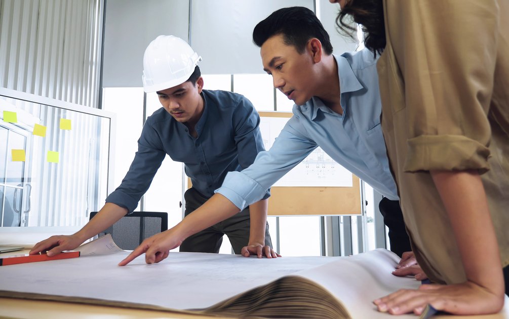 Tim jasa arsitek Bogor sedang mendiskusikan gambar kerja proyek rumah custom di studio