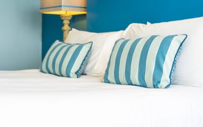 Ilustrasi warna cat kamar tidur, biru laut dan putih.