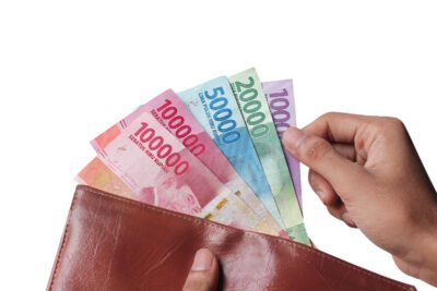 Uang rupiah dalam dompet sebagai ilustrasi anggaran harga jasa arsitek per meter
