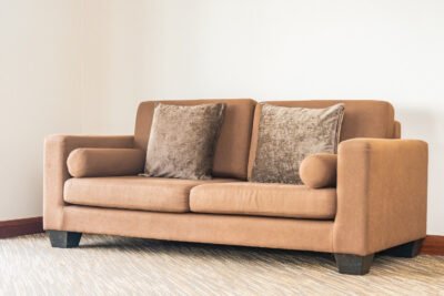 Sofa dua dudukan dalam ukuran ruang keluarga standar dengan tata letak yang mengakomodasi kenyamanan penghuni