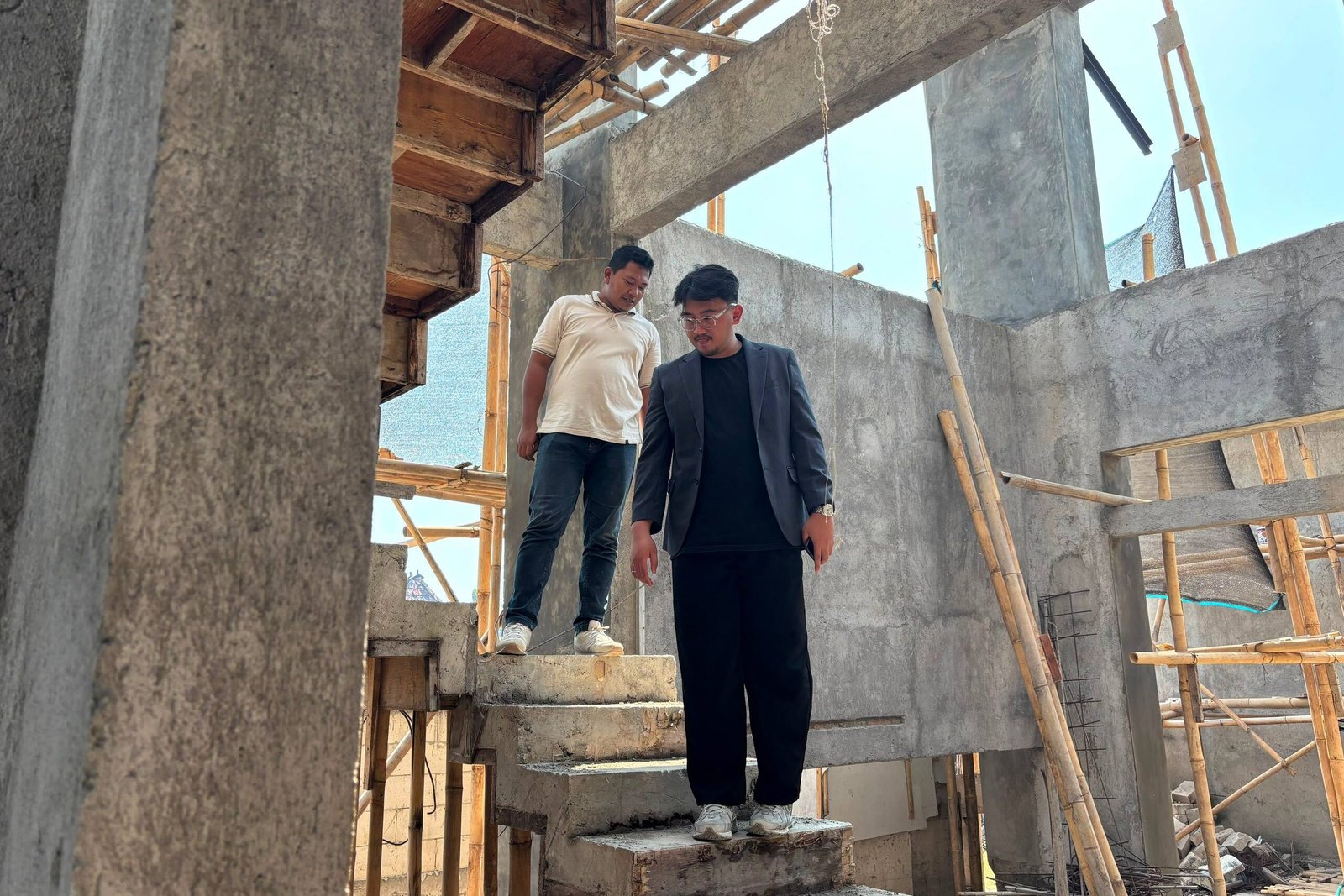 Arsitek melakukan Supervisi Sibambo Studio di proyek rumah Kabupaten Demak dengan mengecek area tangga dan struktur bangunan.