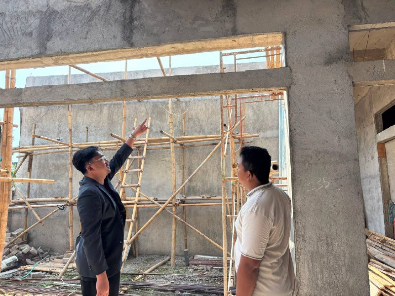 Arsitek berdiskusi dengan kontraktor saat Supervisi Sibambo Studio untuk mengevaluasi progres pembangunan rumah di Demak.