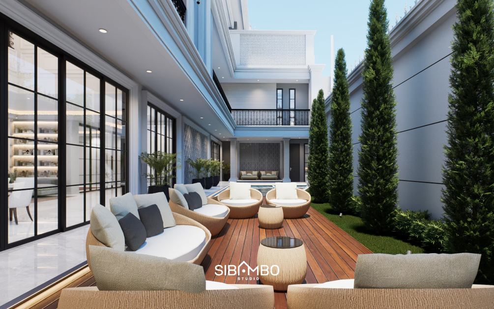 Area courtyard Harmonie Residence dengan decking kayu dan taman pada rumah klasik tiga lantai Tangerang