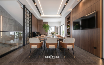 Ruang makan Casa Luminara dengan panel kayu dan partisi kaca pada rumah modern kontemporer Jakarta Selatan