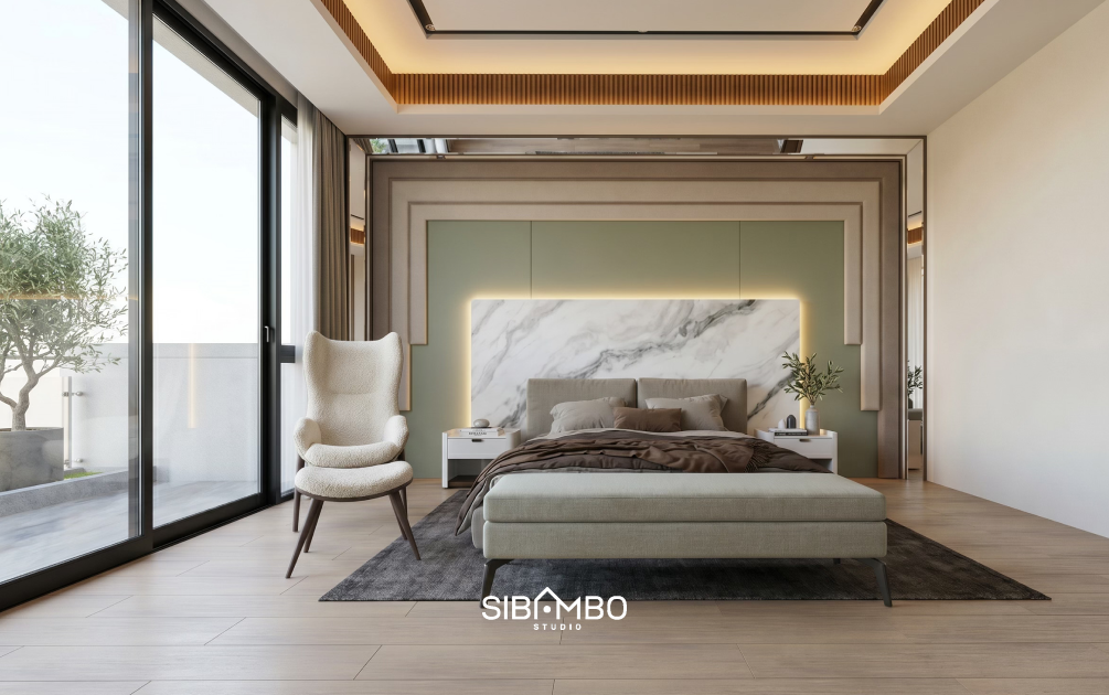 Kamar tidur utama Sandhya Naung dengan panel hijau sage, backdrop marmer, dan akses balkon