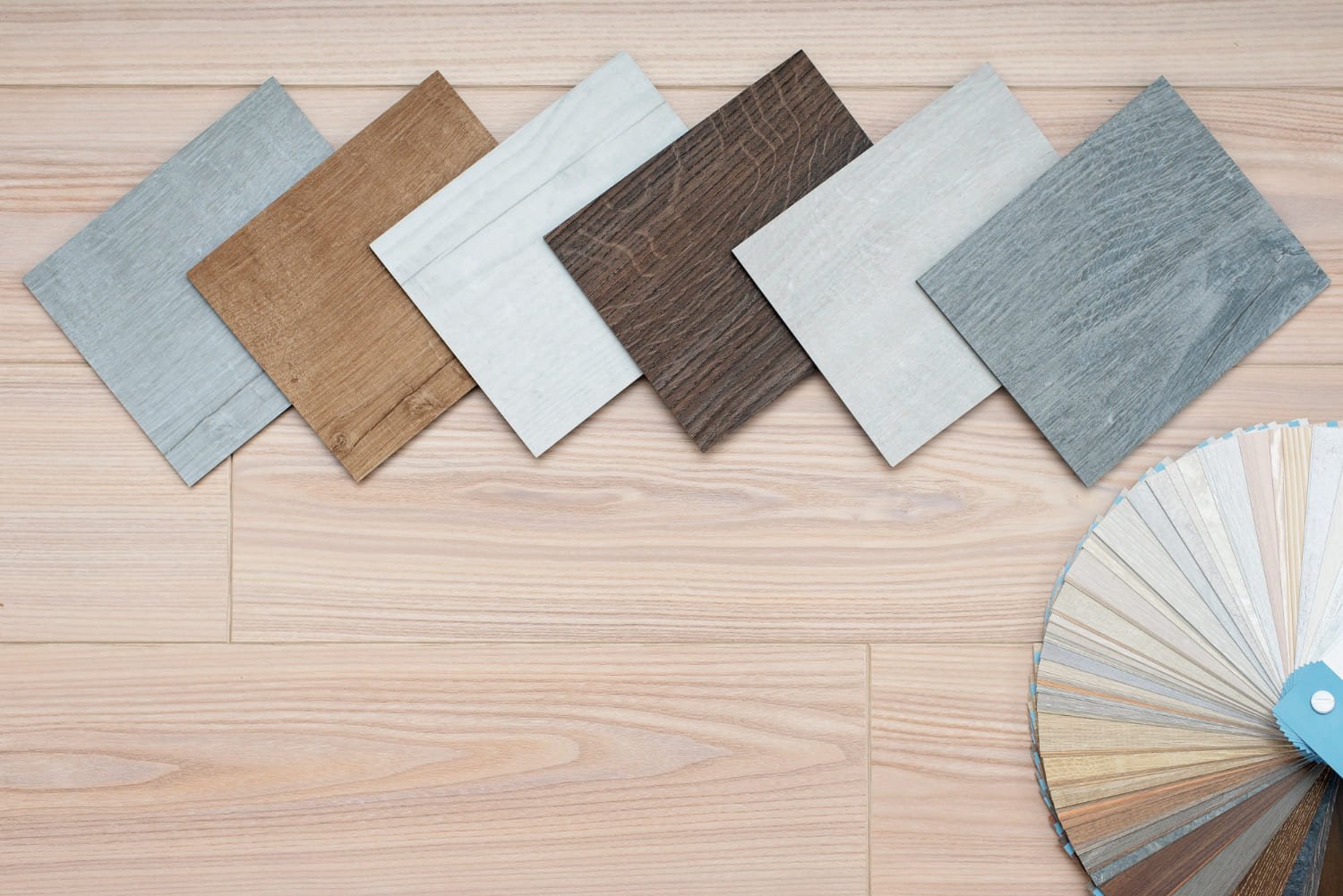 Sampel jenis lantai rumah vinyl motif kayu dalam berbagai warna